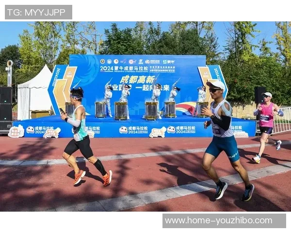 成都攀岩队在城市马拉松中的团队协作表现精彩点评与分析